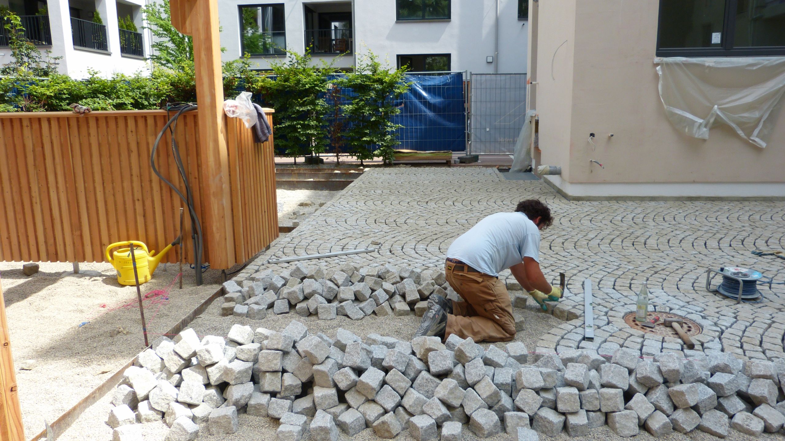 Natursteinpflaster Jura Reihenverband mit freistehendem Castellina Mauerwerk