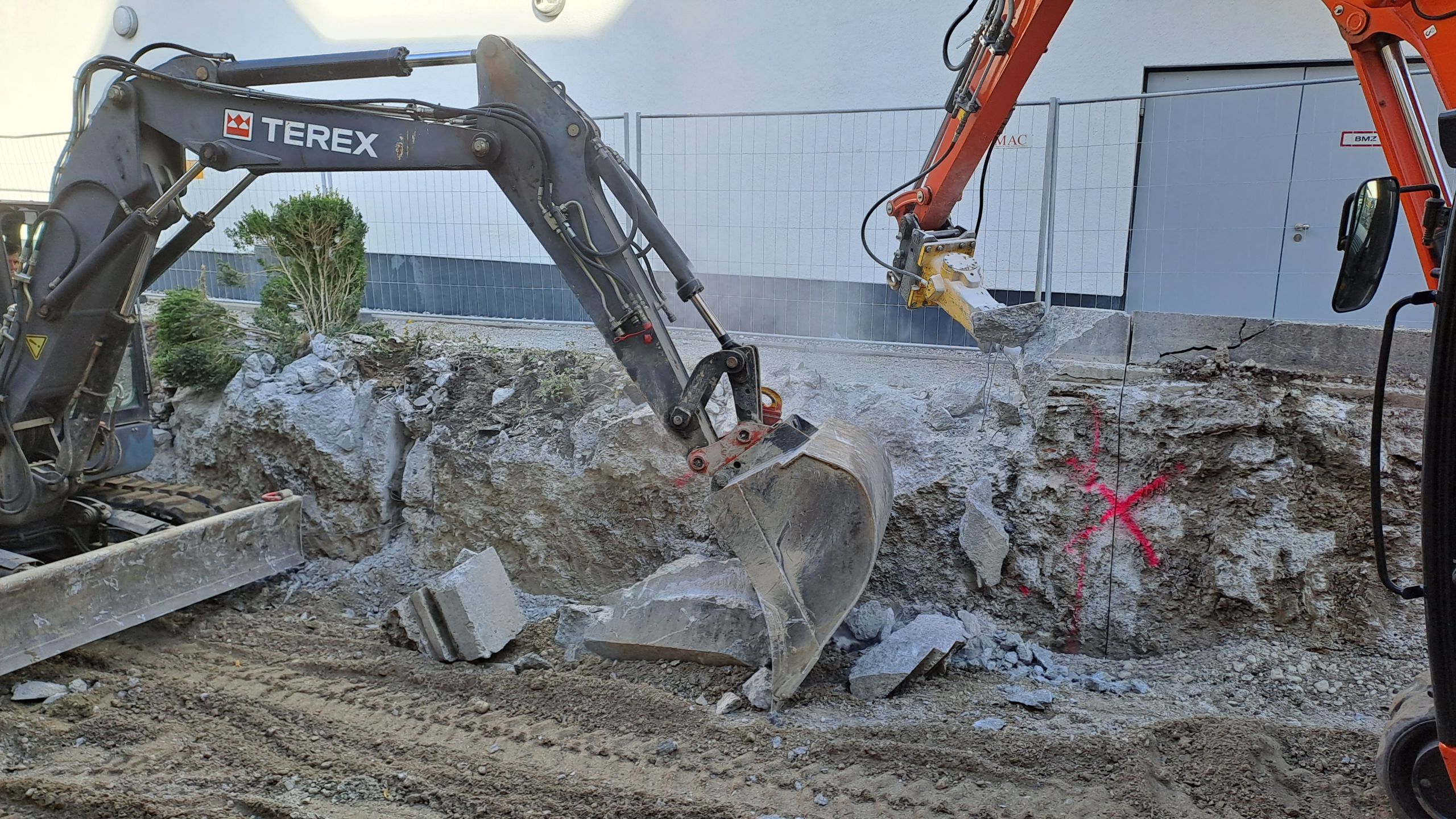 Abbruch einer Stahlbetonwand